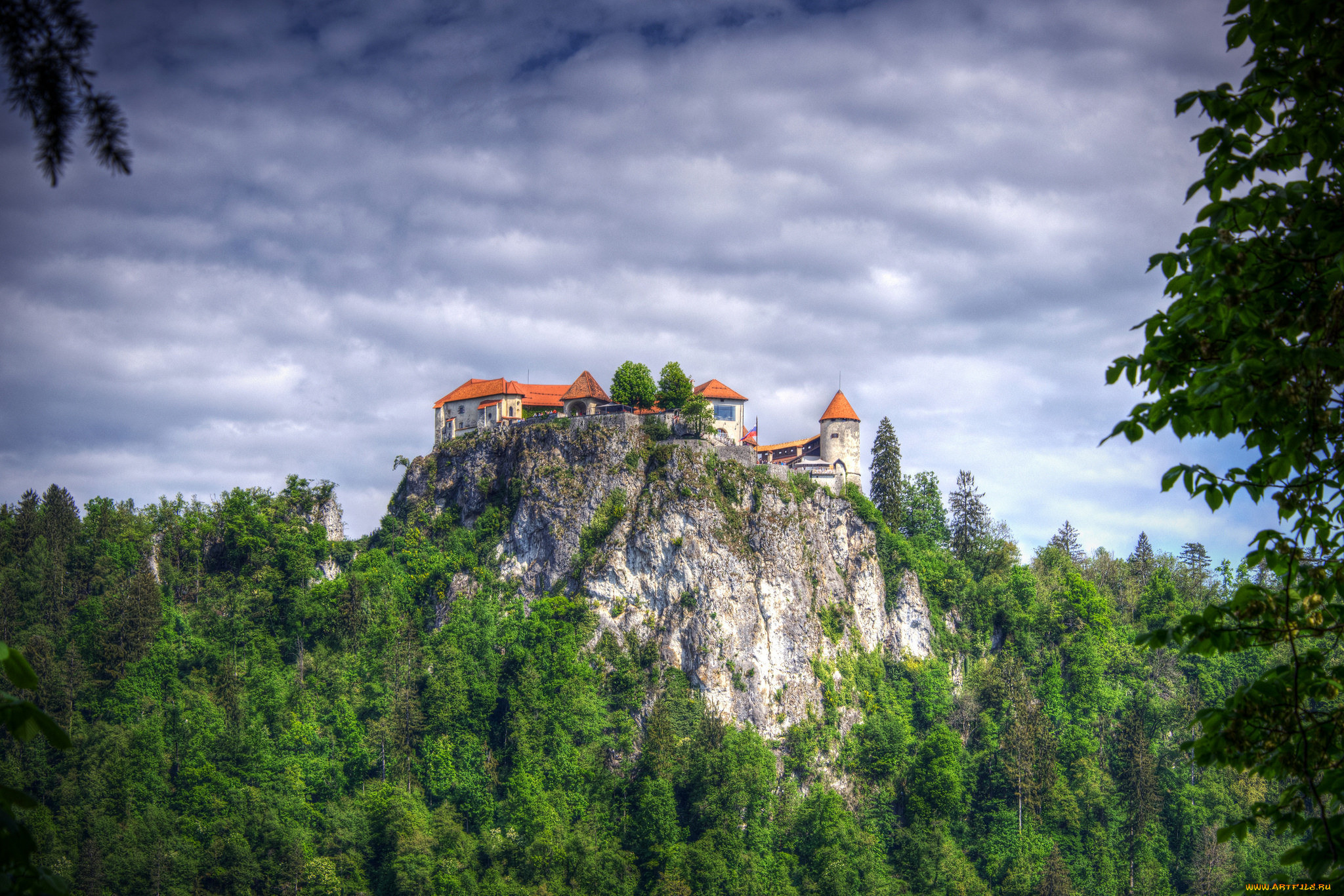Бледский замок. Бледский замок Словения. Замок Словения 1920. Озеро Блед. Замок в горах.